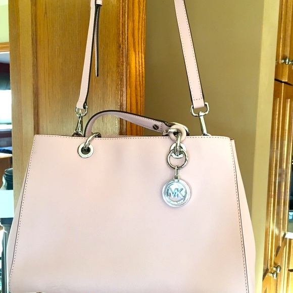 ⭐️SOLD⭐️Michael Kors Cynthia Bag💕😍💕👛 - Picture 4 of 8